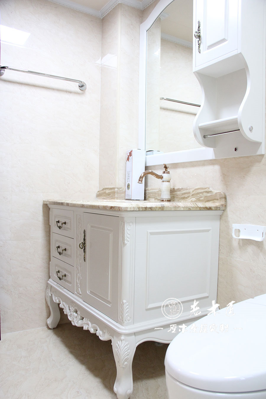 衛(wèi)生間實(shí)木浴室柜裝修效果圖