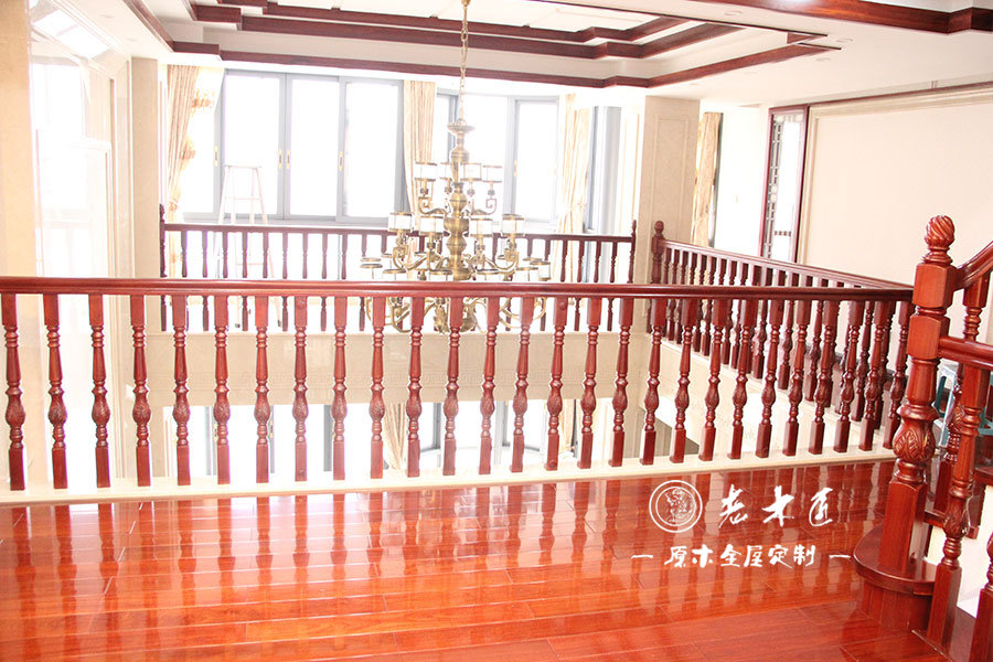 走廊護(hù)欄原木裝修效果圖