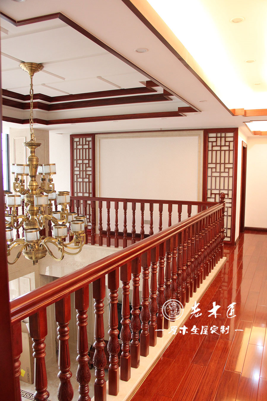 走廊護(hù)欄原木裝修效果圖