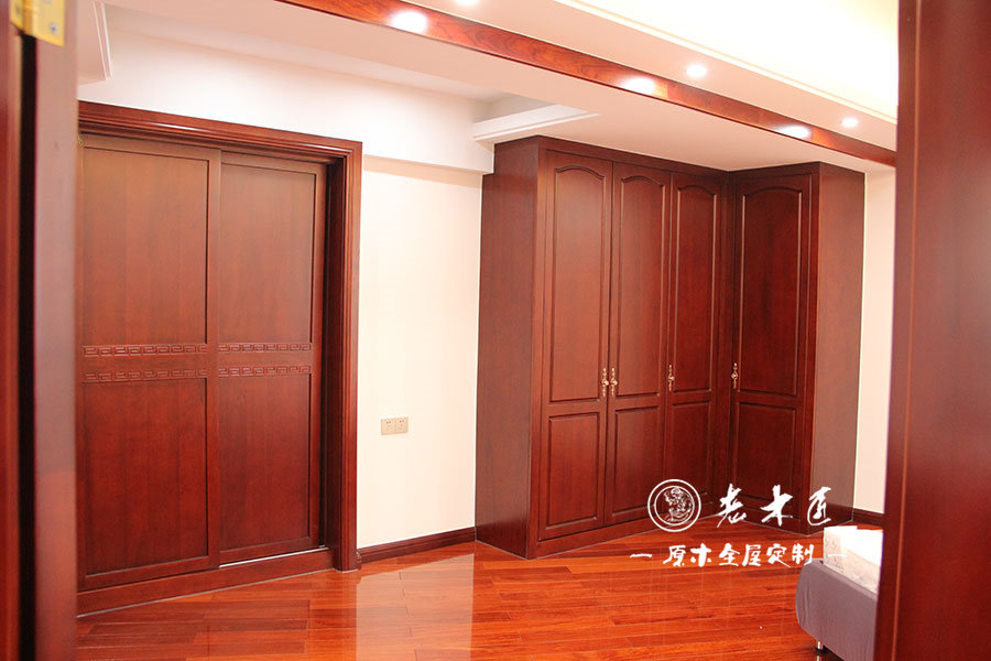 臥室原木衣柜裝修效果圖