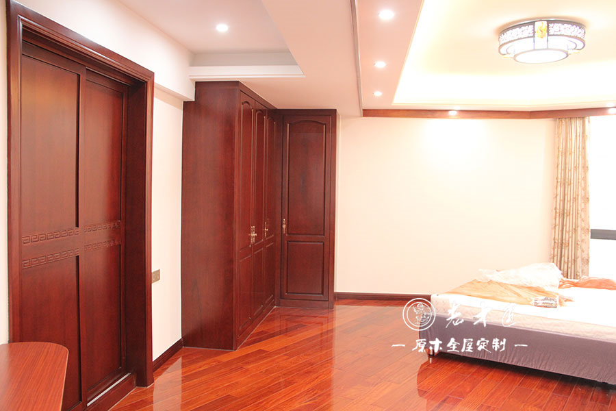 臥室原木衣柜裝修效果圖