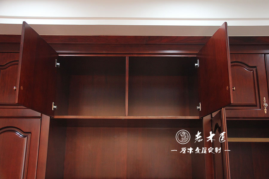 臥室原木衣柜裝修效果圖