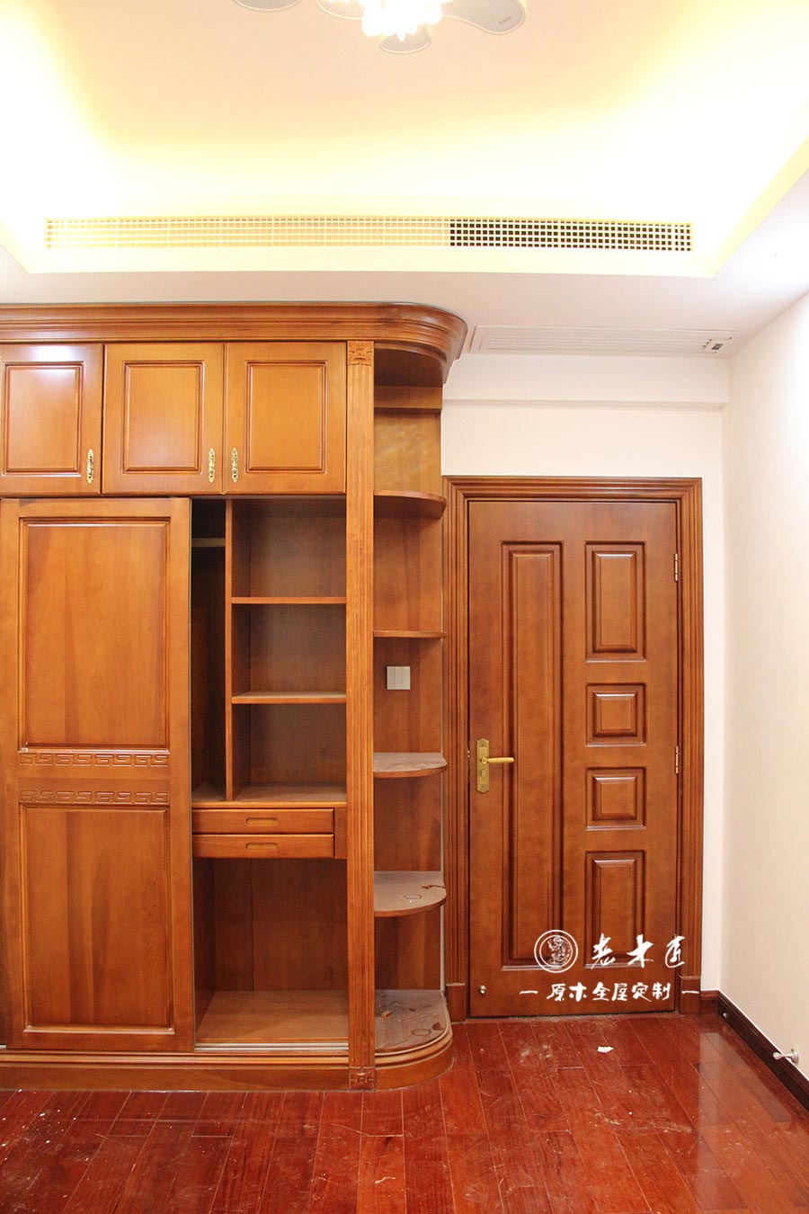 臥室原木衣柜效果圖