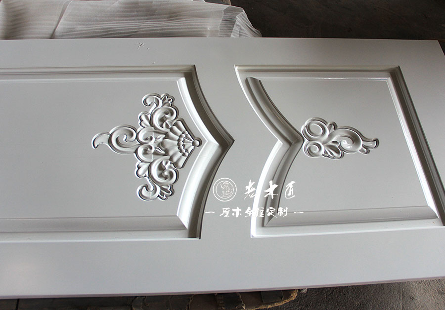 老木匠原木雕刻圖片