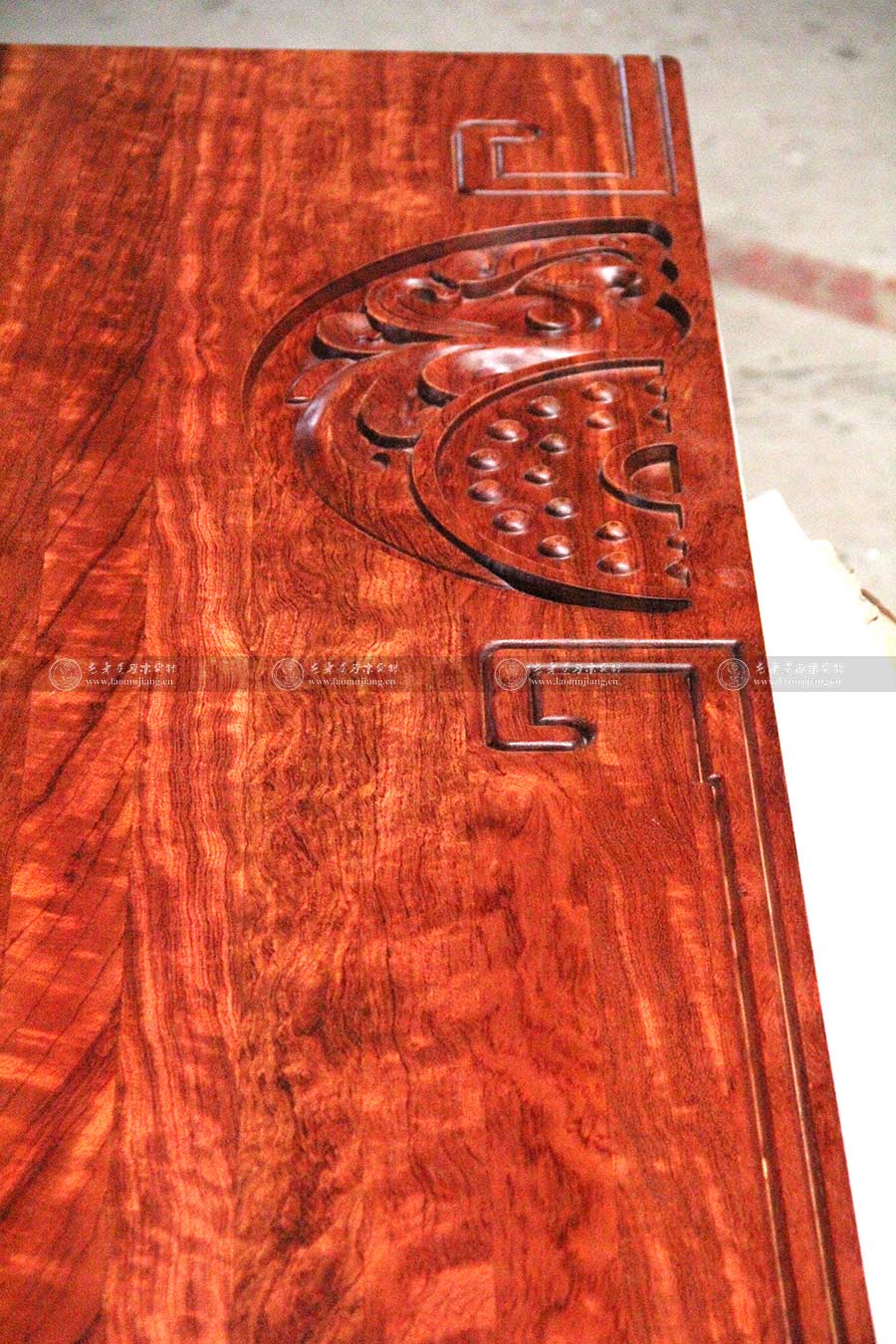 老木匠原木門圖片