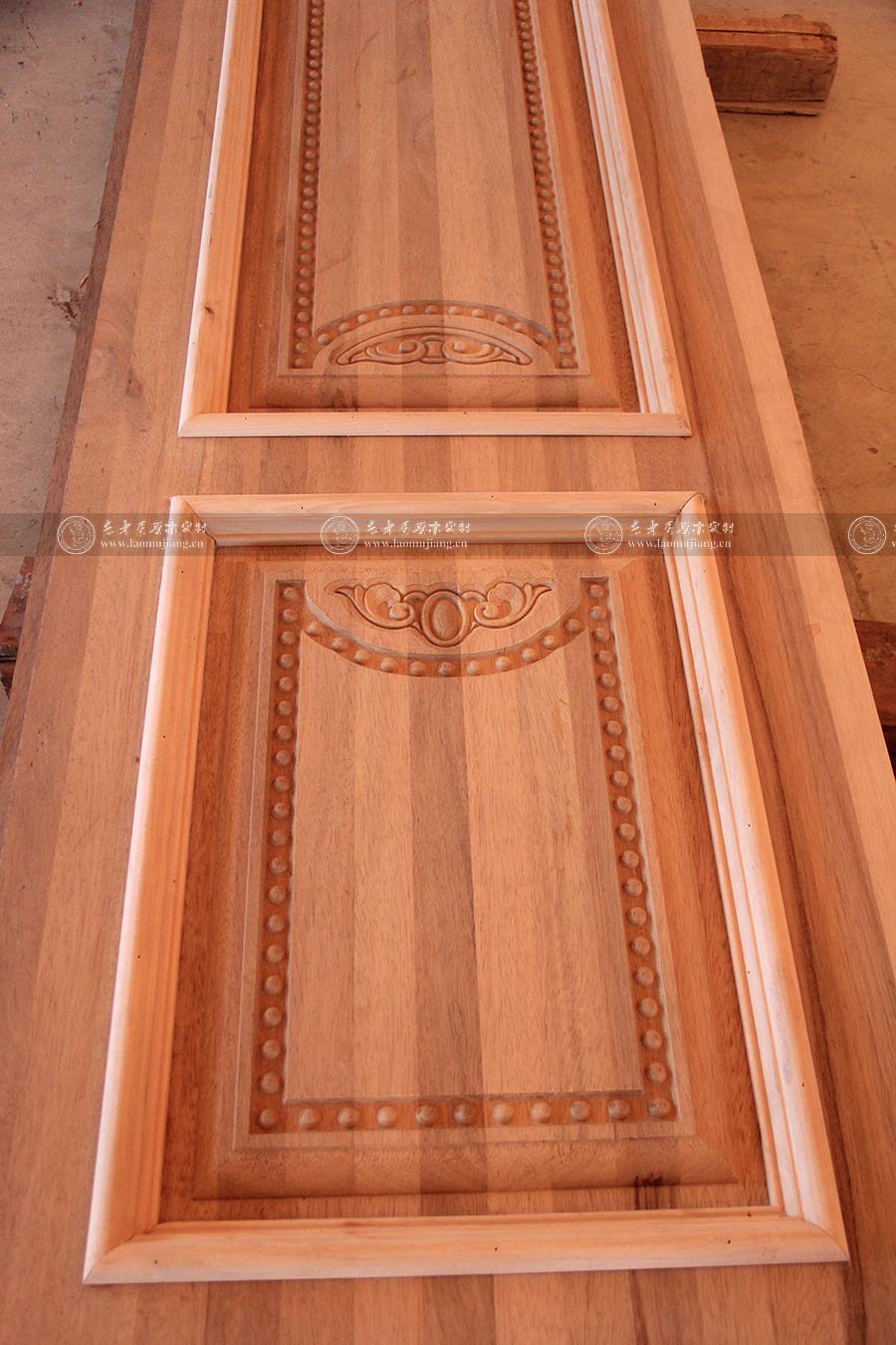 老木匠原木門圖片