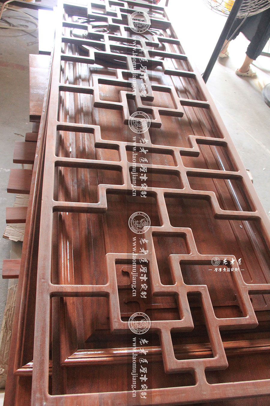 原木花格屏風(fēng)圖片