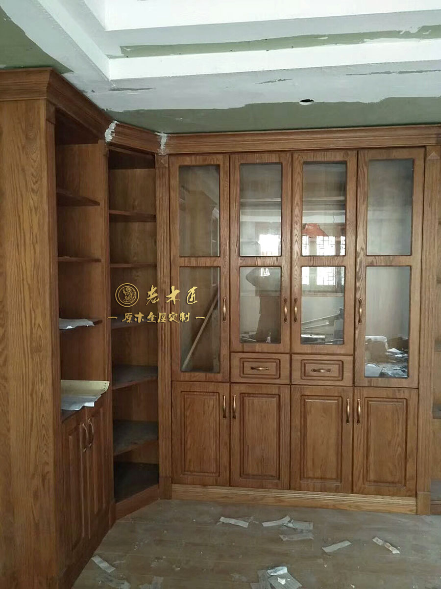 林間別墅原木安裝現(xiàn)場(chǎng)