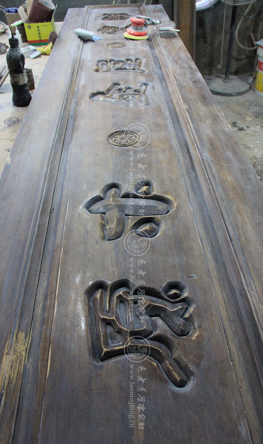 老木匠原木雕刻