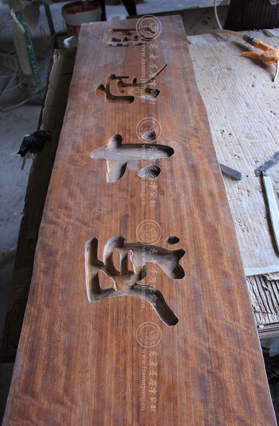 老木匠原木雕刻