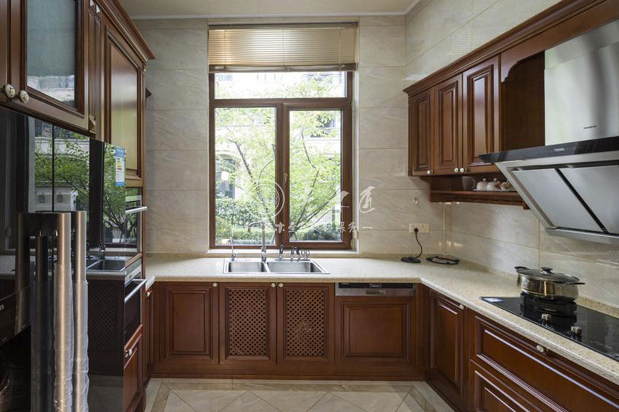 別墅歐式實(shí)木全屋定制