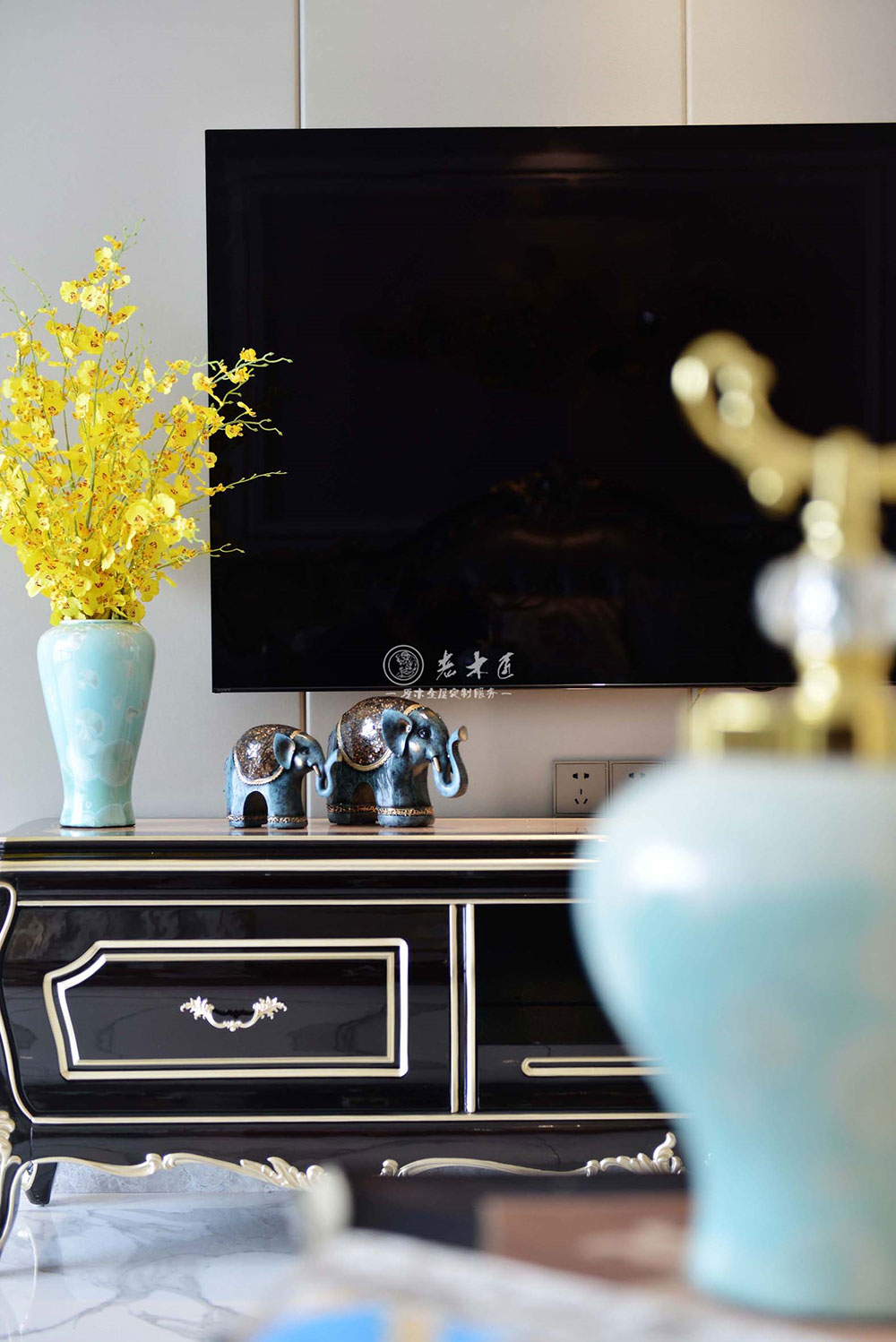 現(xiàn)代簡歐實(shí)木定制家居