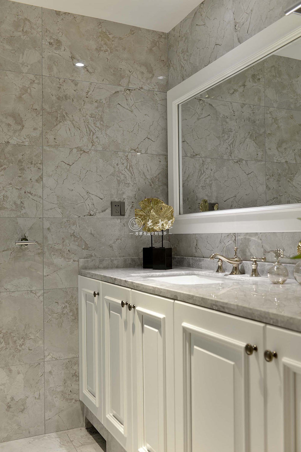 現(xiàn)代簡歐實(shí)木定制家居