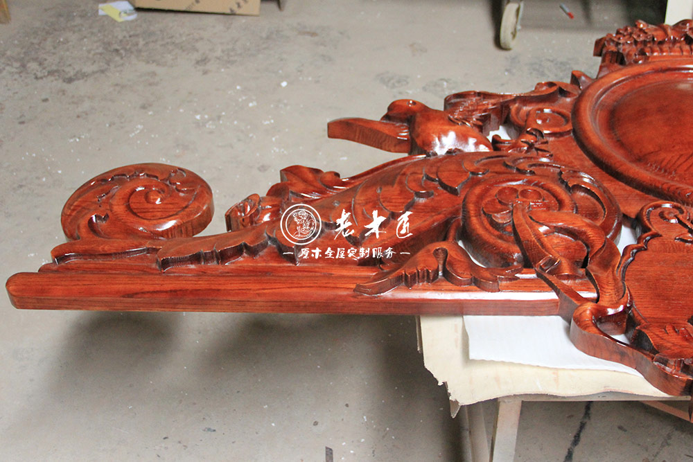 臥室床頭原木背景