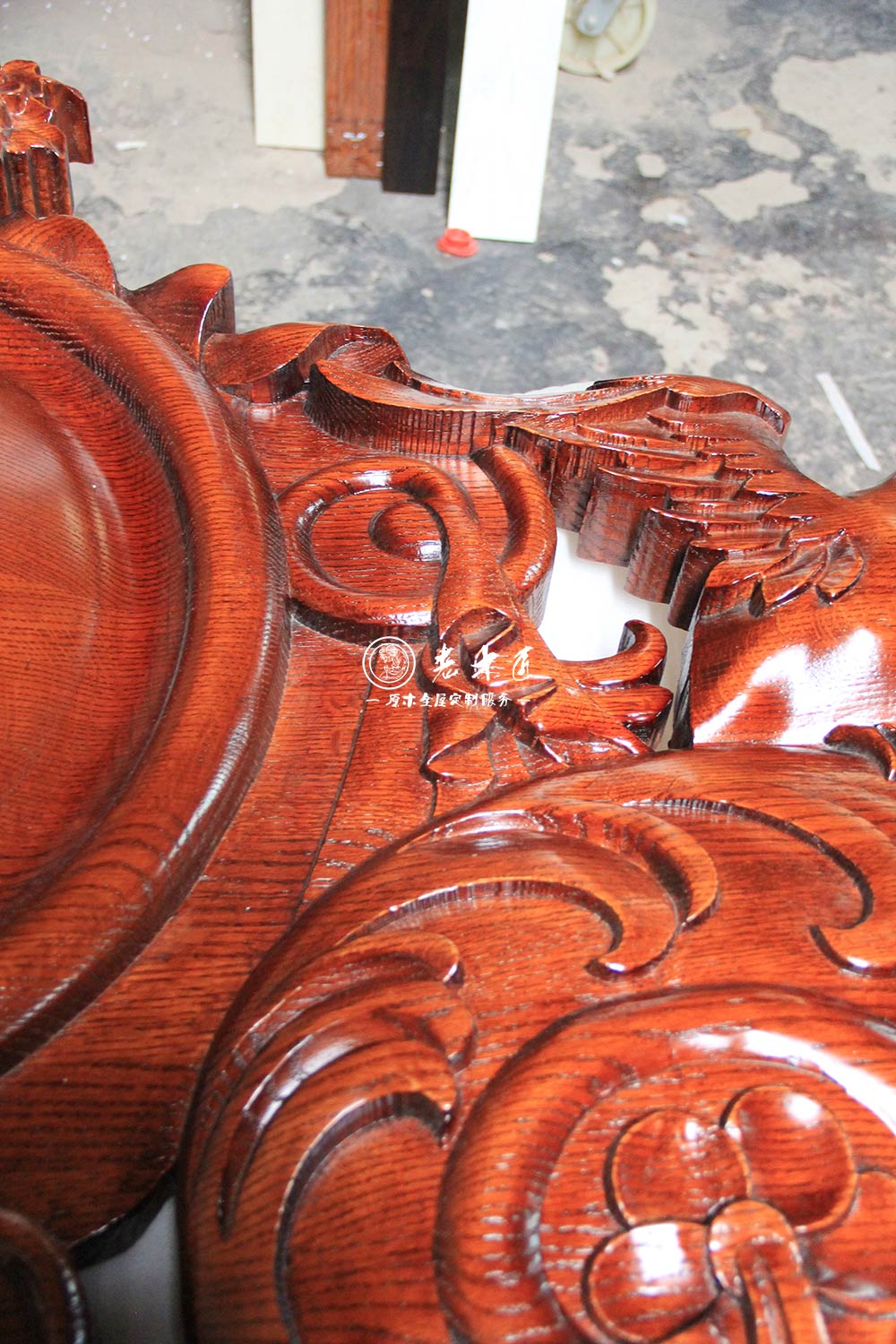 臥室床頭原木背景