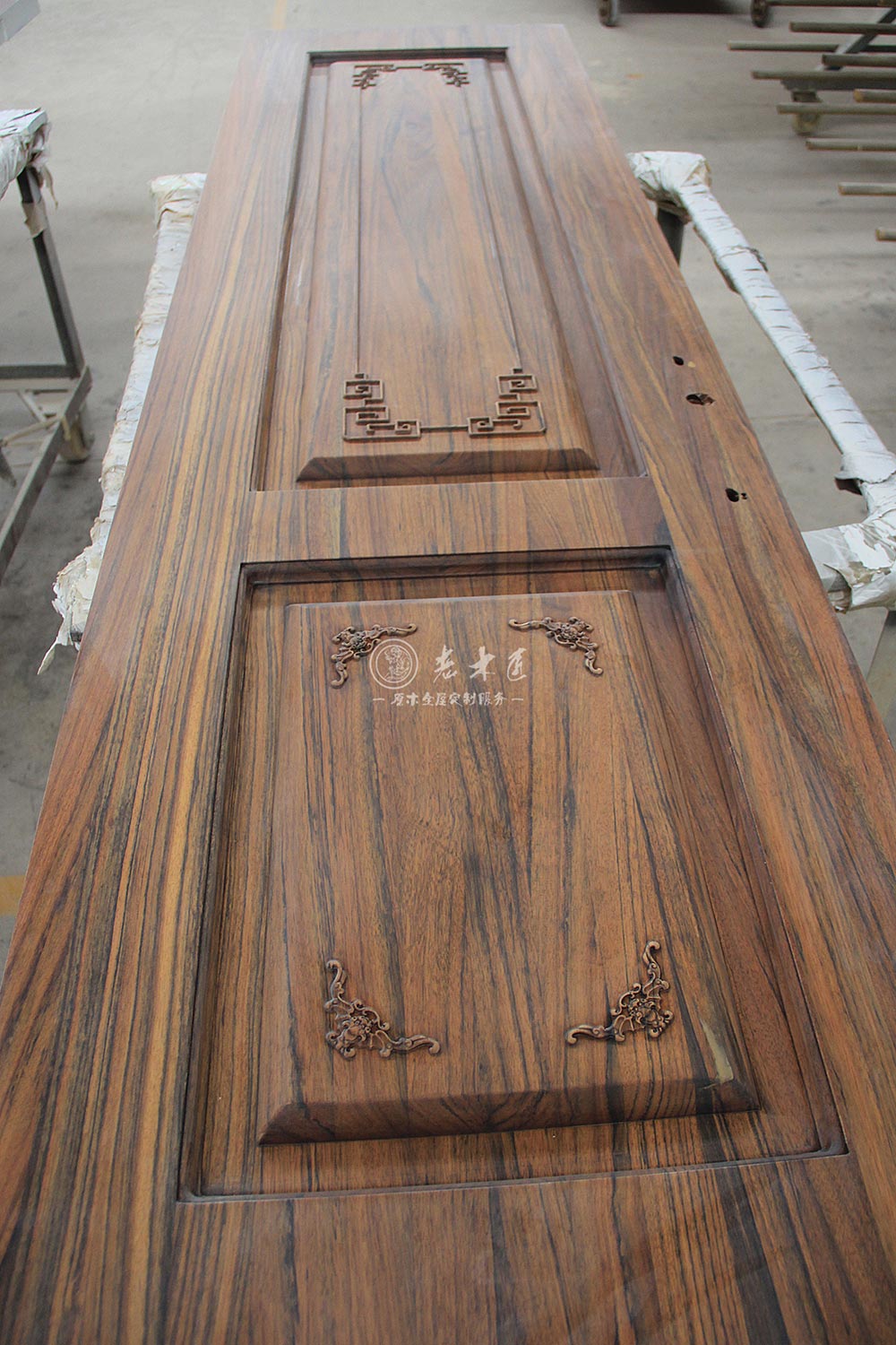 中式整板原木門(mén)