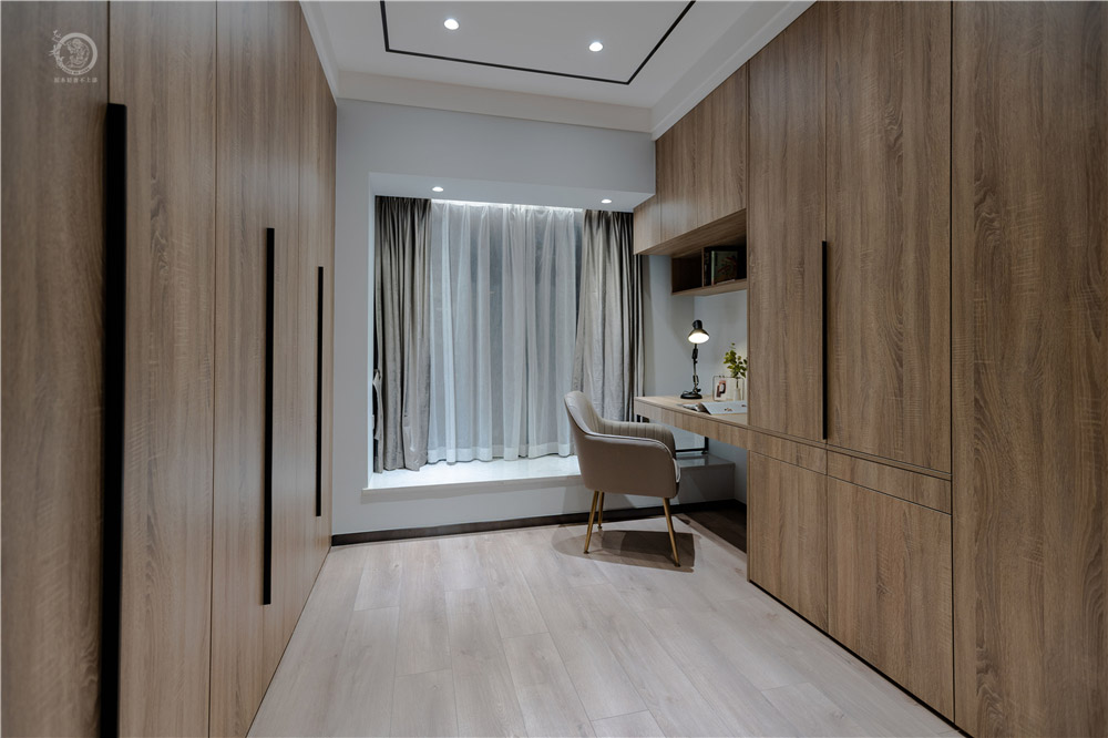 極簡(jiǎn)輕奢風(fēng)衣帽間