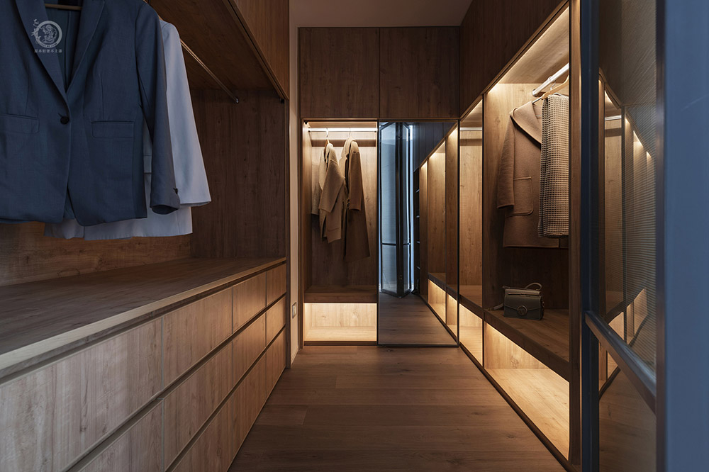 極簡(jiǎn)輕奢風(fēng)衣帽間