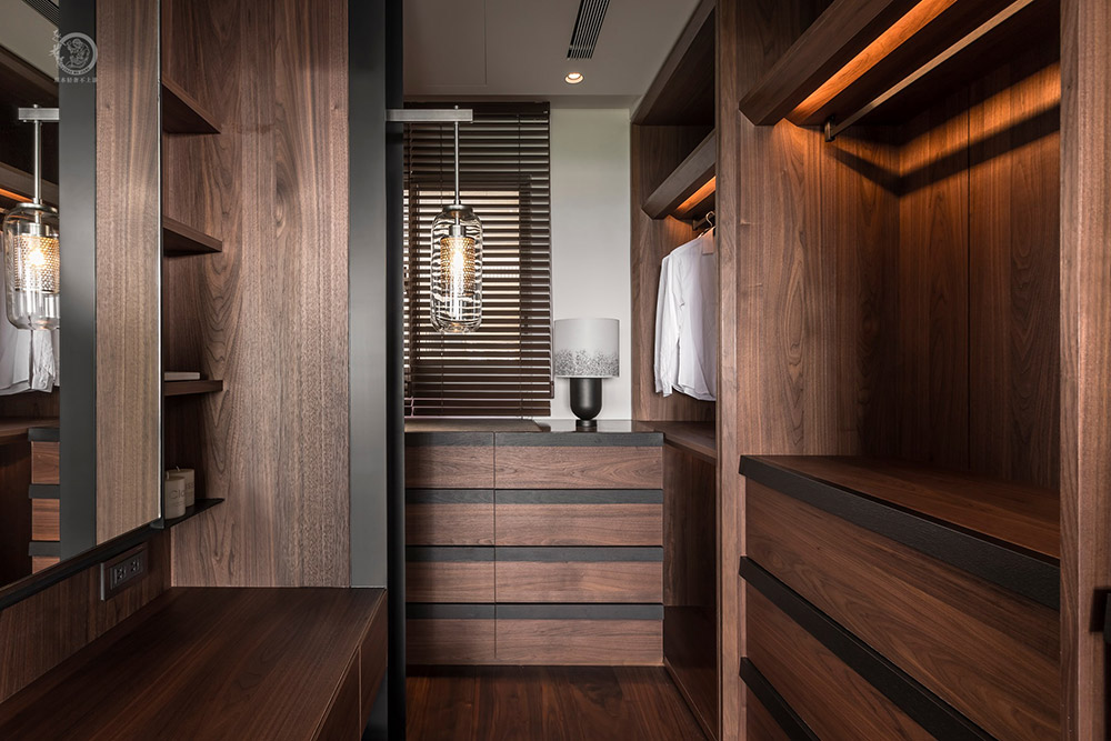 極簡(jiǎn)輕奢風(fēng)衣帽間