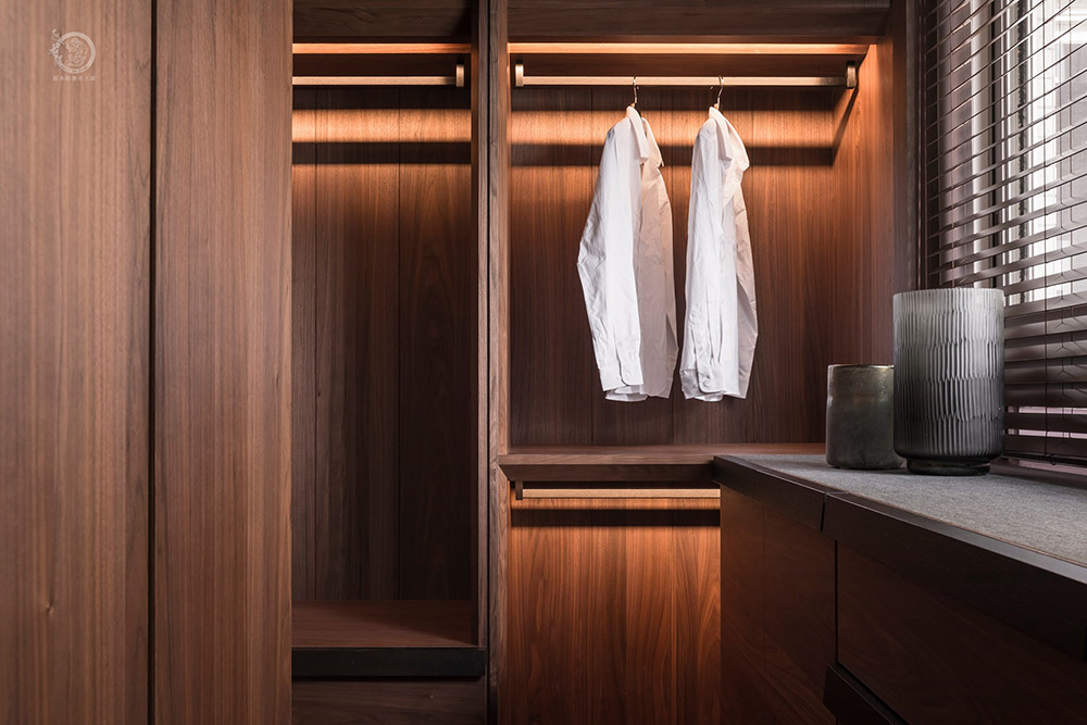 極簡(jiǎn)輕奢風(fēng)衣帽間