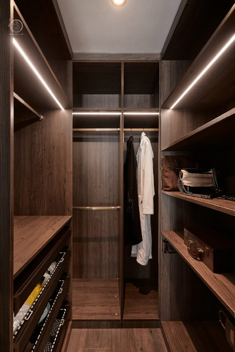 極簡(jiǎn)輕奢風(fēng)衣帽間