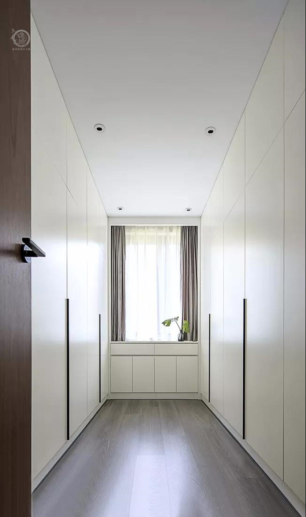 極簡(jiǎn)輕奢風(fēng)衣帽間