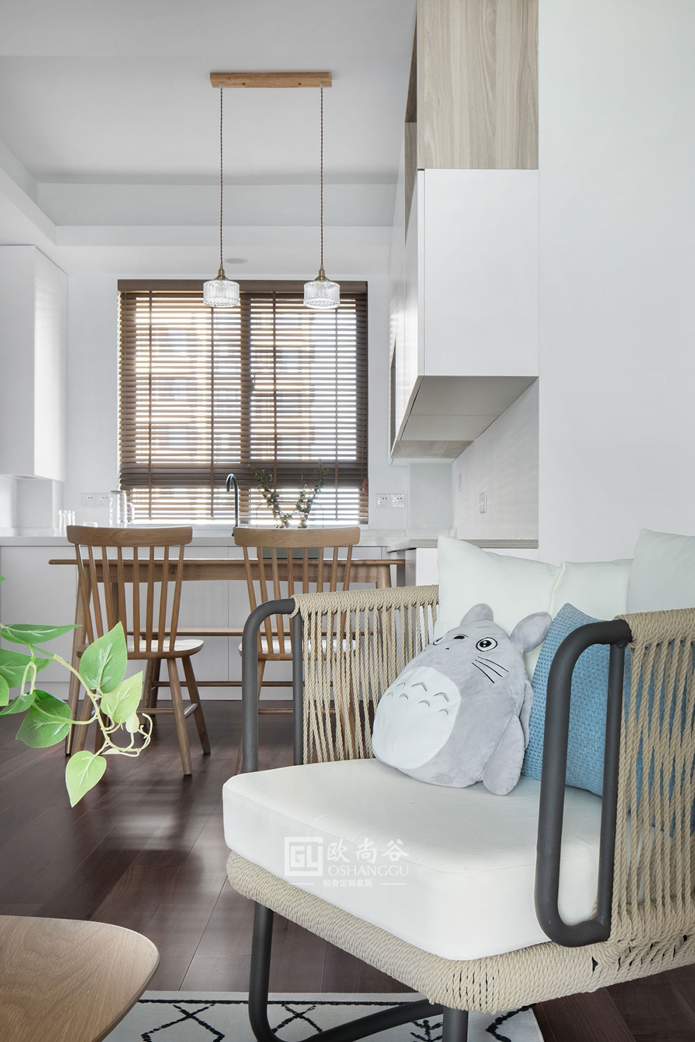 原木極簡輕奢餐廳