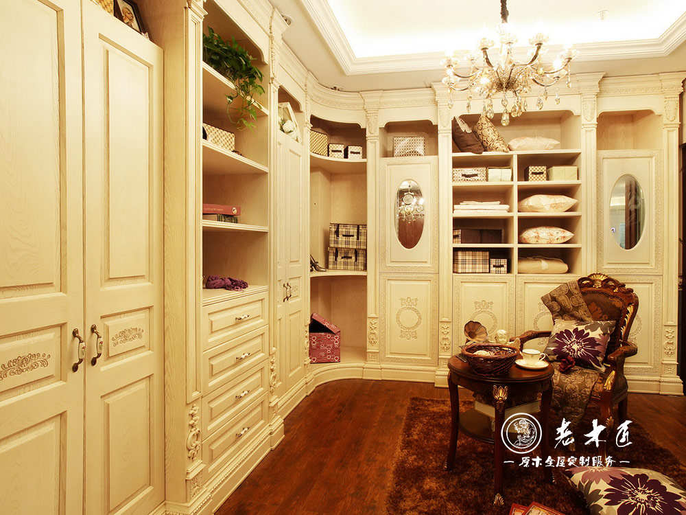 走入式衣柜訂制圖片_原木衣柜圖片