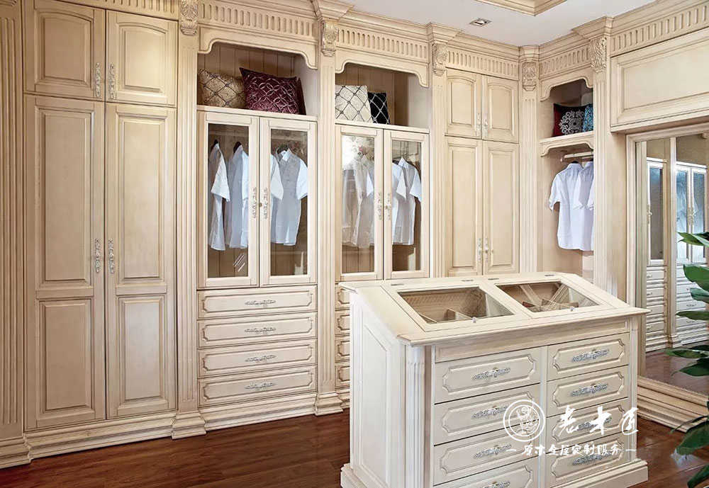 走入式衣柜設(shè)計(jì)圖片_原木衣柜圖片